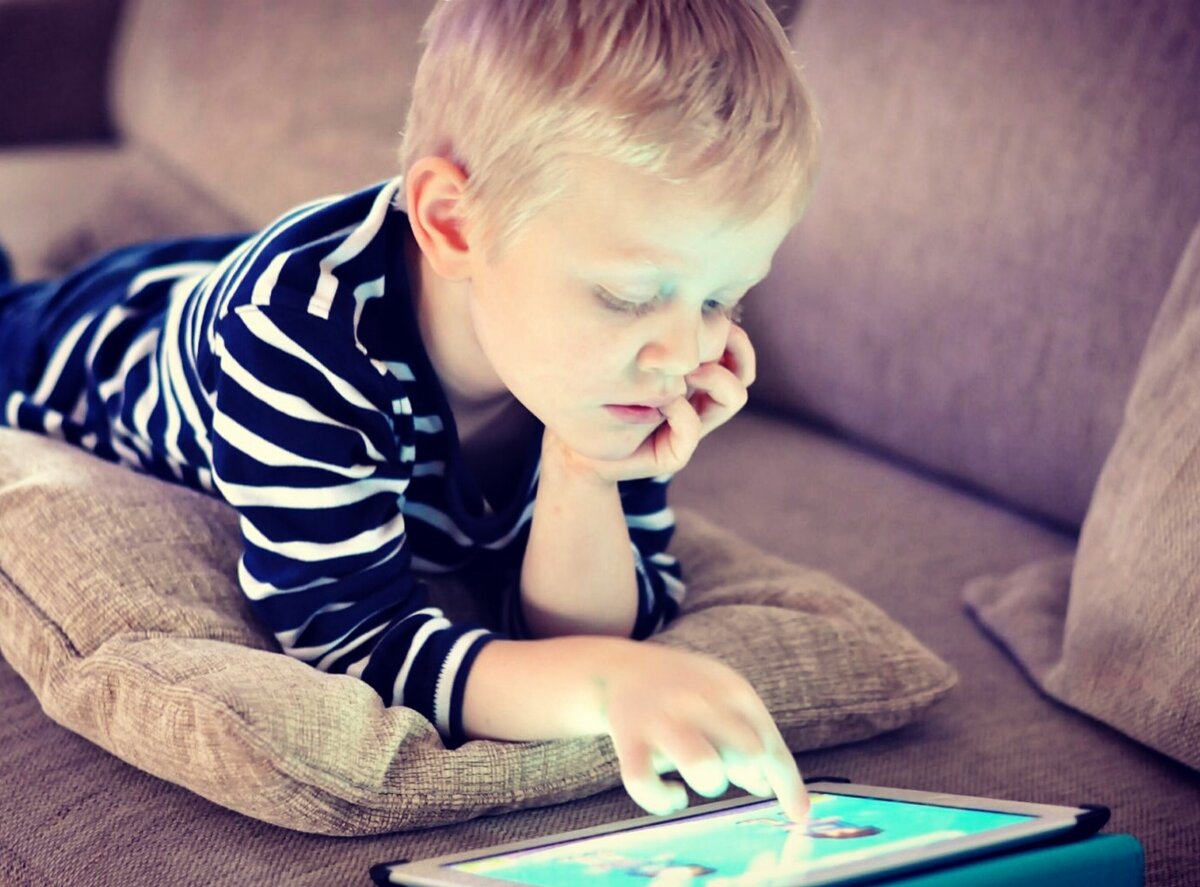 Ребёнок практически с рождения сейчас взаимодействует с гаджетами. Это не хорошо и не плохо, просто это так. 