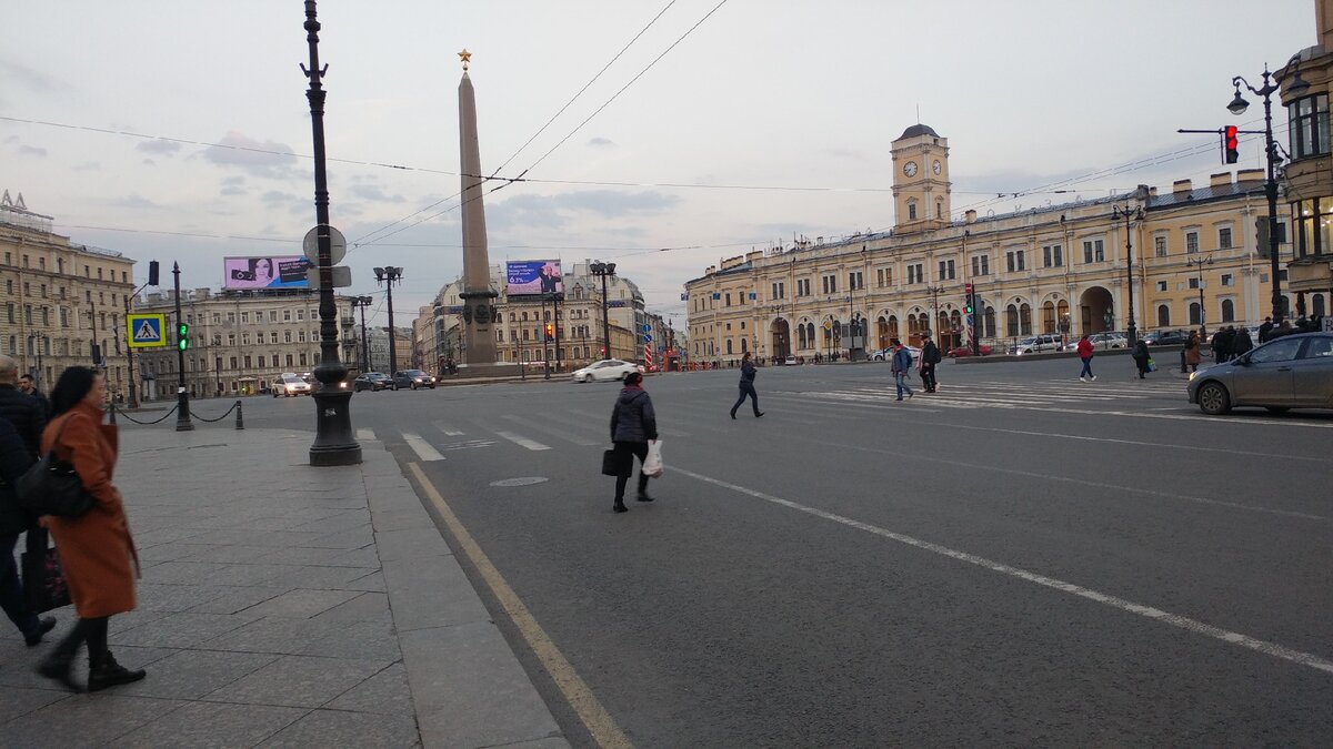 Центр Санкт-Петербурга в час пик.  Обычно народу здесь во много раз больше.