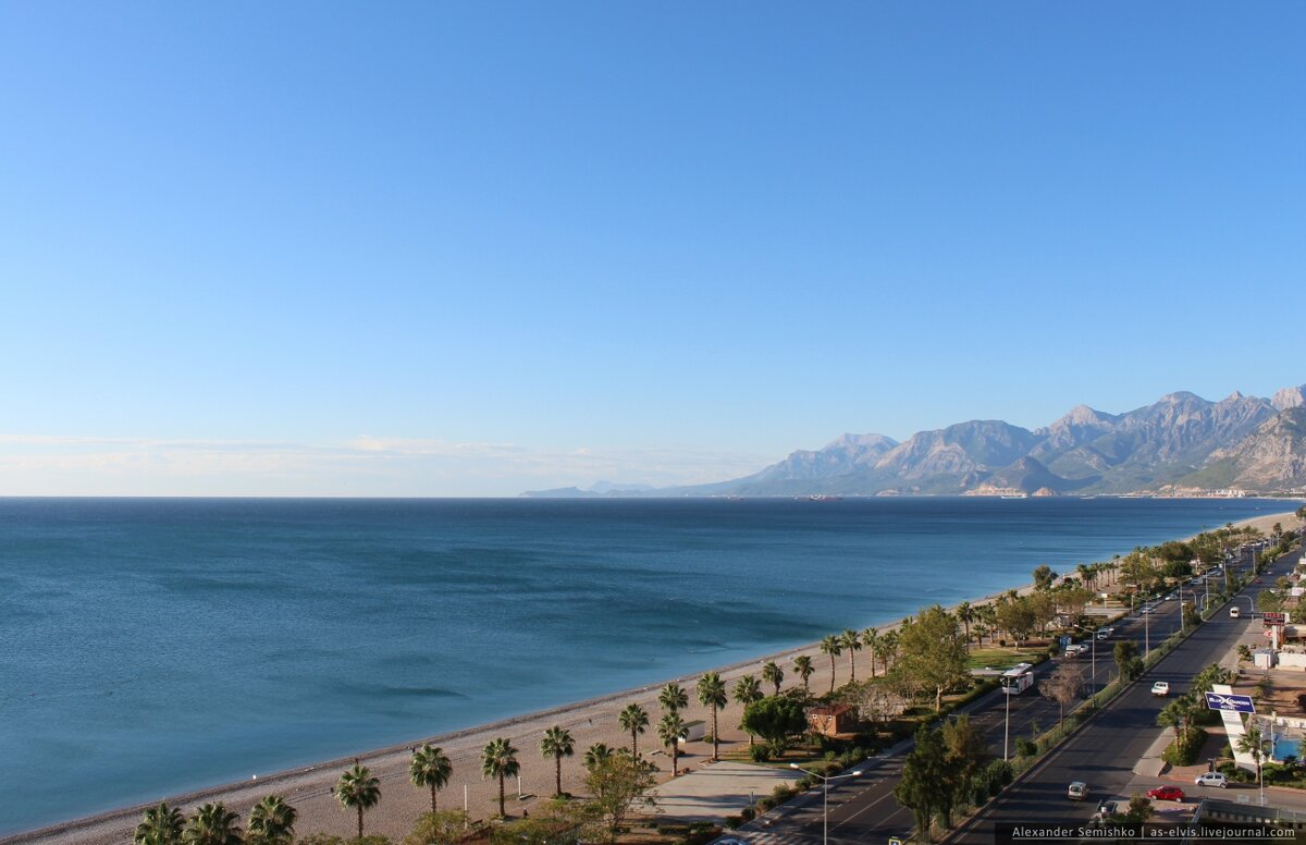 Такой вид открывался с балкона отеля утром