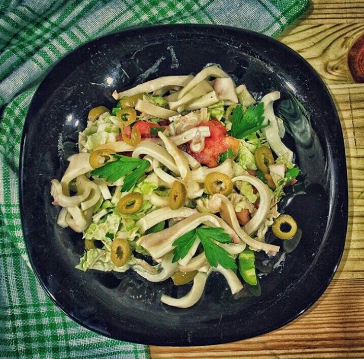 Салат с кальмарами и оливками