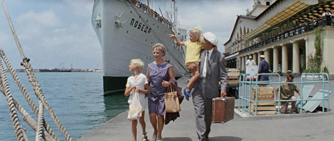 Кадр из фильма Л. Гайдая "Бриллиантовая рука" (СССР, киностудия "Мосфильм", 1968) 