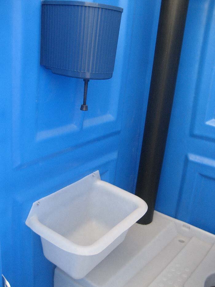 Умывальник с раковиной (фото с сайта https://shop.rotoplast.ru/katalog/mobilnyie_tualetnyie_kabinyi/)
