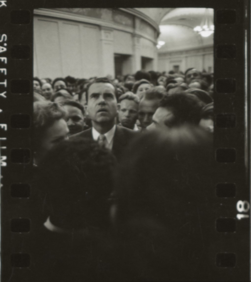 Ричард Никсон в фойе новосибирского оперного театра. фото  d-popovskiy.livejournal.com