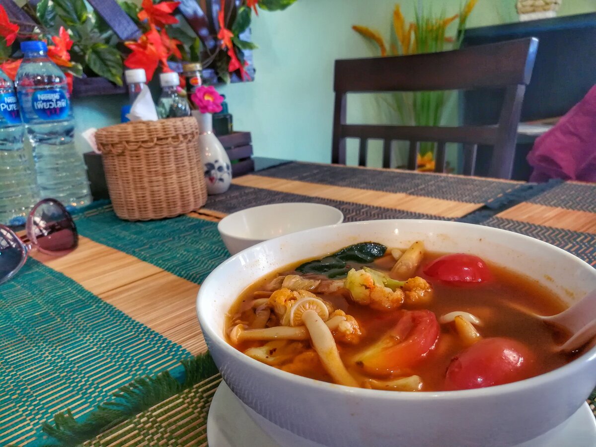 Том ям с грибами и овощами