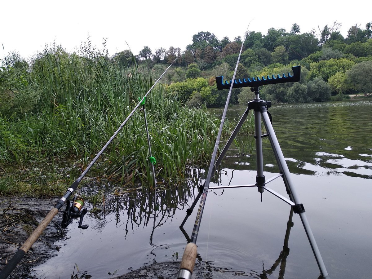 фидерная удочка. ловля на фидер. оснастка с противозакручивателем для фидера. Feeder. фидер для рыбалки.