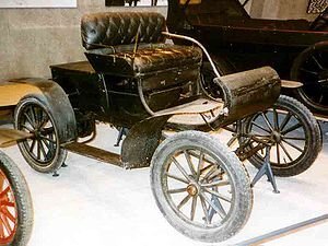 
24 марта 1898 года в США был продан первый автомобиль американского производства. Модель «Уинтон», производства Winton Motor Carriage Company, была продана за 1000 долларов.