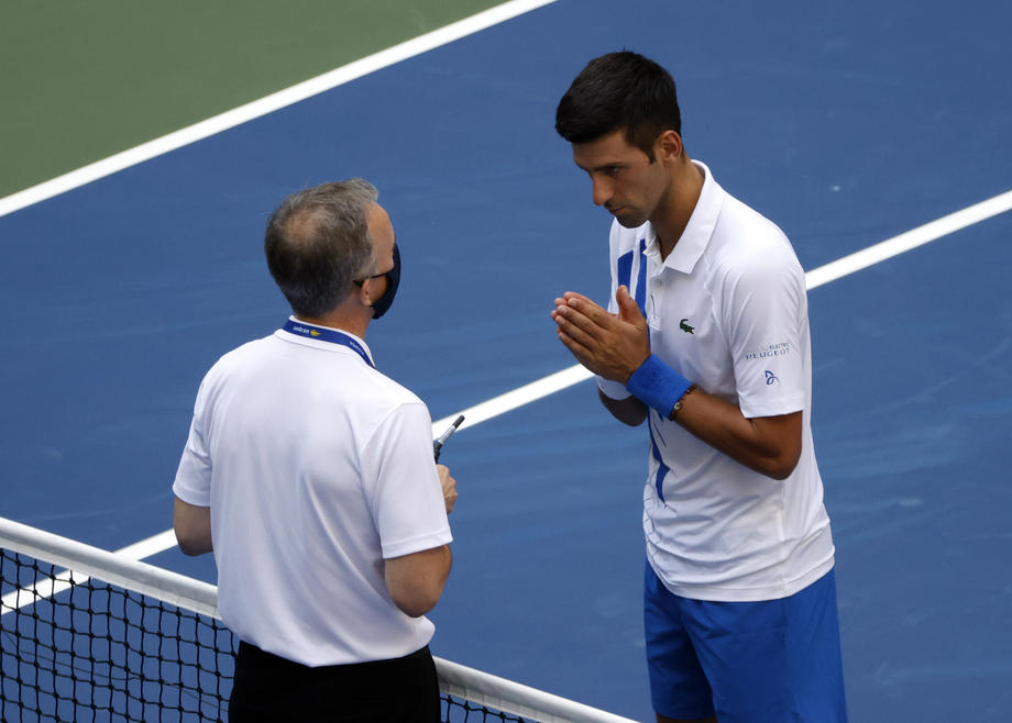 Мячом в судью. Новак Джокович us open. Новака Джоковича дисквалифицировали. Новак Джокович и судья. Джокович попал в судью.