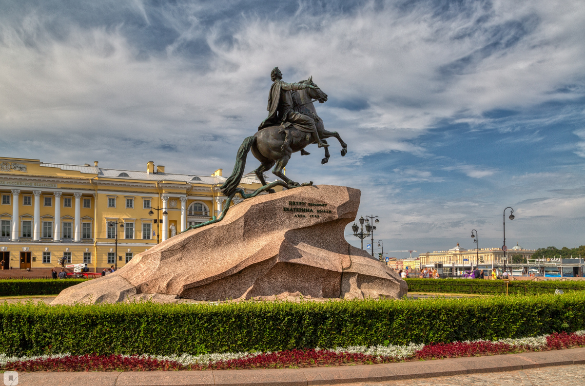 Как называлась сенатская площадь. Памятник Петру 1 на Сенатской площади. Сенатская площадь Санкт-Петербург. Медный всадник в Санкт-Петербурге. Сенатская площадь (медный всадник, здание Сената и Синода).