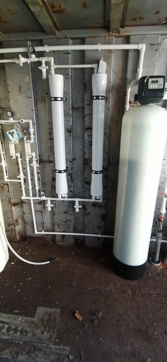 Даже самая примитивная установка обратного осмоса производительностью  400 - 500 л/час  в комплекте с сопутствующим оборудованием (накопительная ёмкость, насос второго подъёма) обойдётся больше 100 000р, поэтому применять такое оборудование для умягчение воды экономически не целесообразно.