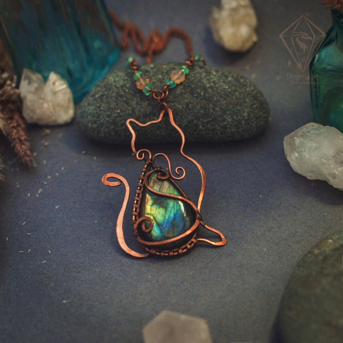 Кулон "Котик",  с лабрадором, бусинами гессонита (гранат) и апатита, из черненой медной проволоки. 