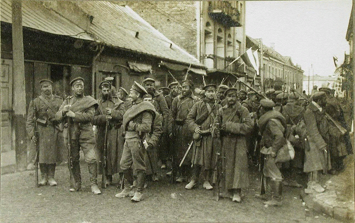 Годы 1 мировой. Армия Российской империи 1914. Солдат Российской империи 1914. Русские в Варшаве 1914. Российская армия 1 мировая война.