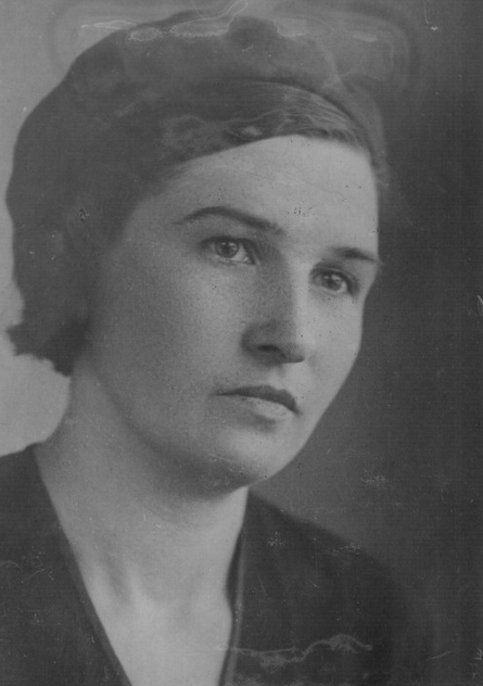 Ткачиха Кунцевской камвольной фабрики. 1935. Фото М. Плотниковой. Источник: https://goskatalog.ru/portal/#/collections?id=5568861
