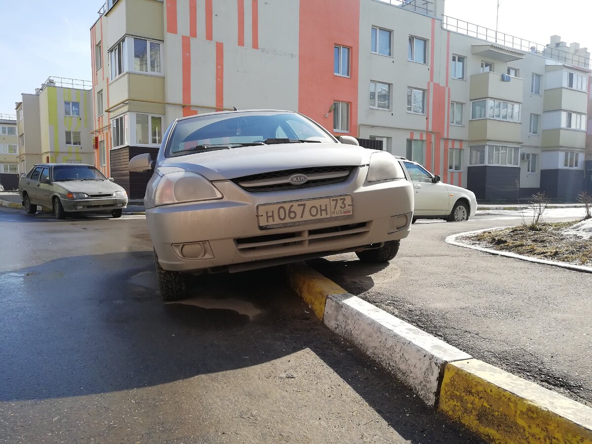 Припарковался на тротуаре. Должна страна знать этого героя?