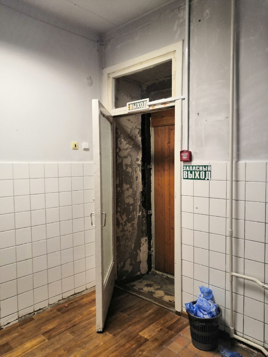 Так выглядит дверь в это помещение