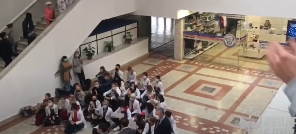 Студенты ЬГМУ с гордостью сидят на полу, и поддерживают прогул занятий. 