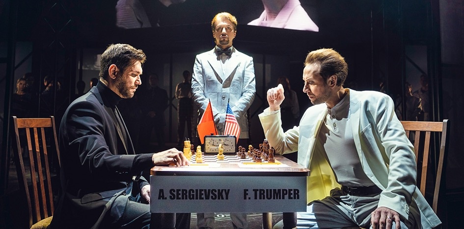 Кадр из Мюзикла "Шахматы". За титул сражаются советский гроссмейстер Анатолий Сергиевский и американец-Фредди Трампер.