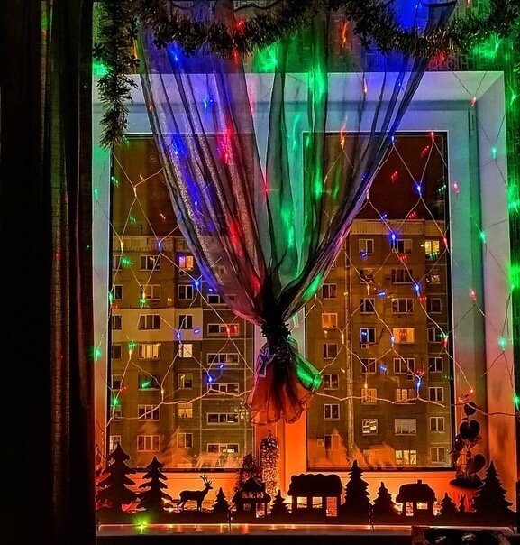 Я очень люблю Новый год. Я считаю, что это самый волшебный, самый теплый, семейный праздник. Я думаю, что самая лучшая встреча нового года, это встреча его в тихой уютной обстановке в кругу самых родных, любимых и близких людей.