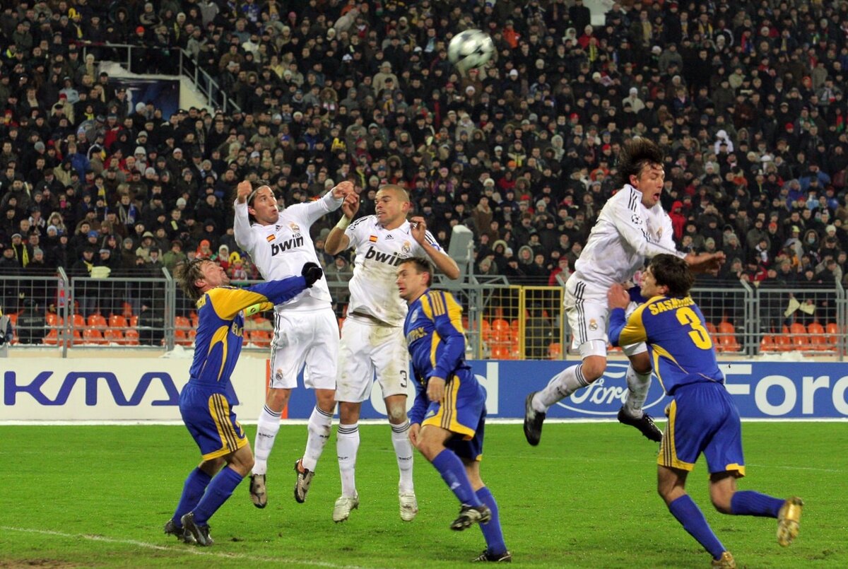 В истории Лиги Чемпионов случалось не раз, что аутсайдеры или просто новички турнира удивляли весь футбольный мир. В белорусском футболе это не исключение. Сезон 2008/2009 в главном турнире Европы был довольно изящным. Победное шествие «Манчестер Юнайтед», вылет «Баварии» и «Челси», а самое главное – победа «Барселона», которая и взяла главный титул. Но больше всего удивил новичок турнира борисовский «БАТЭ».  Обыграв «Валур», «Андерлехт» и «Левски» в квалификационных раундах, клуб из Борисова впервые в своей истории вышел в групповой этап Лиги Чемпионов. 