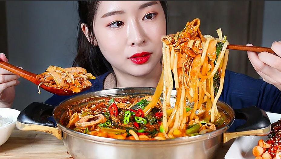 что едят корейцы. кореянка с едой. мукбанг зак. еда на японке. еда на камеру видео.