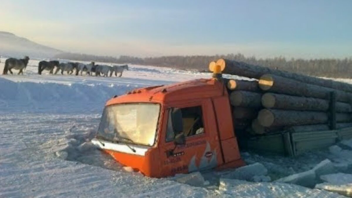 Автомобиль с лесом ушёл под лёд на ледовой переправе.                              Яндекс Картинки