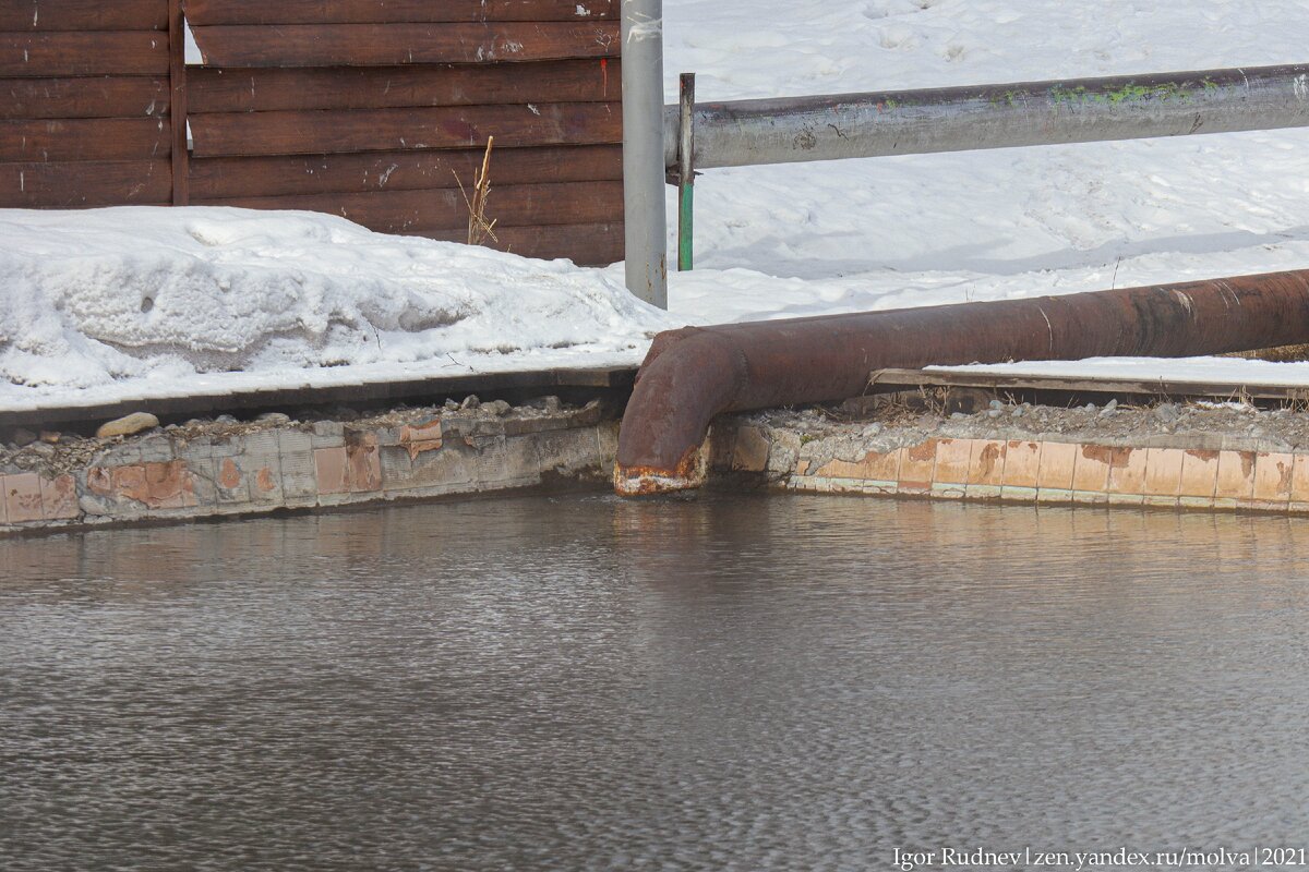 Труба, по которой термальная водичка поступает в бассейн