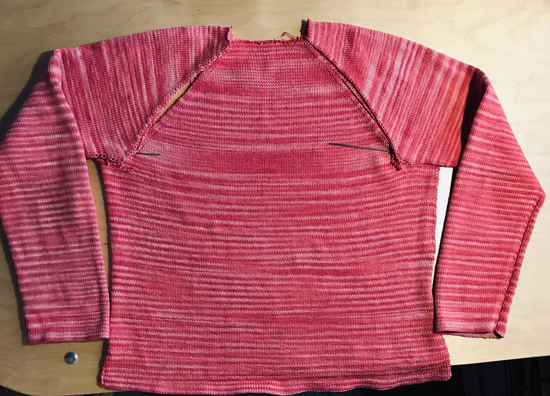 так было - рукав реглан, спереди - V-образный вырез, узкие жаккардовые регланные линии