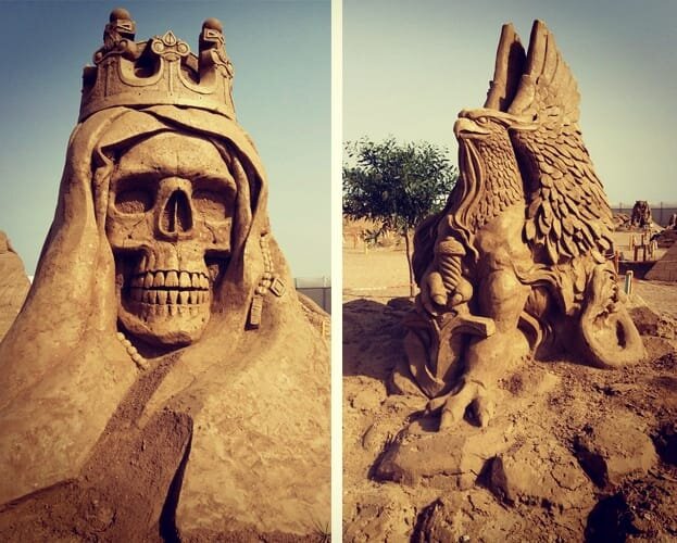 Все фигуры в музее выше человеческого роста