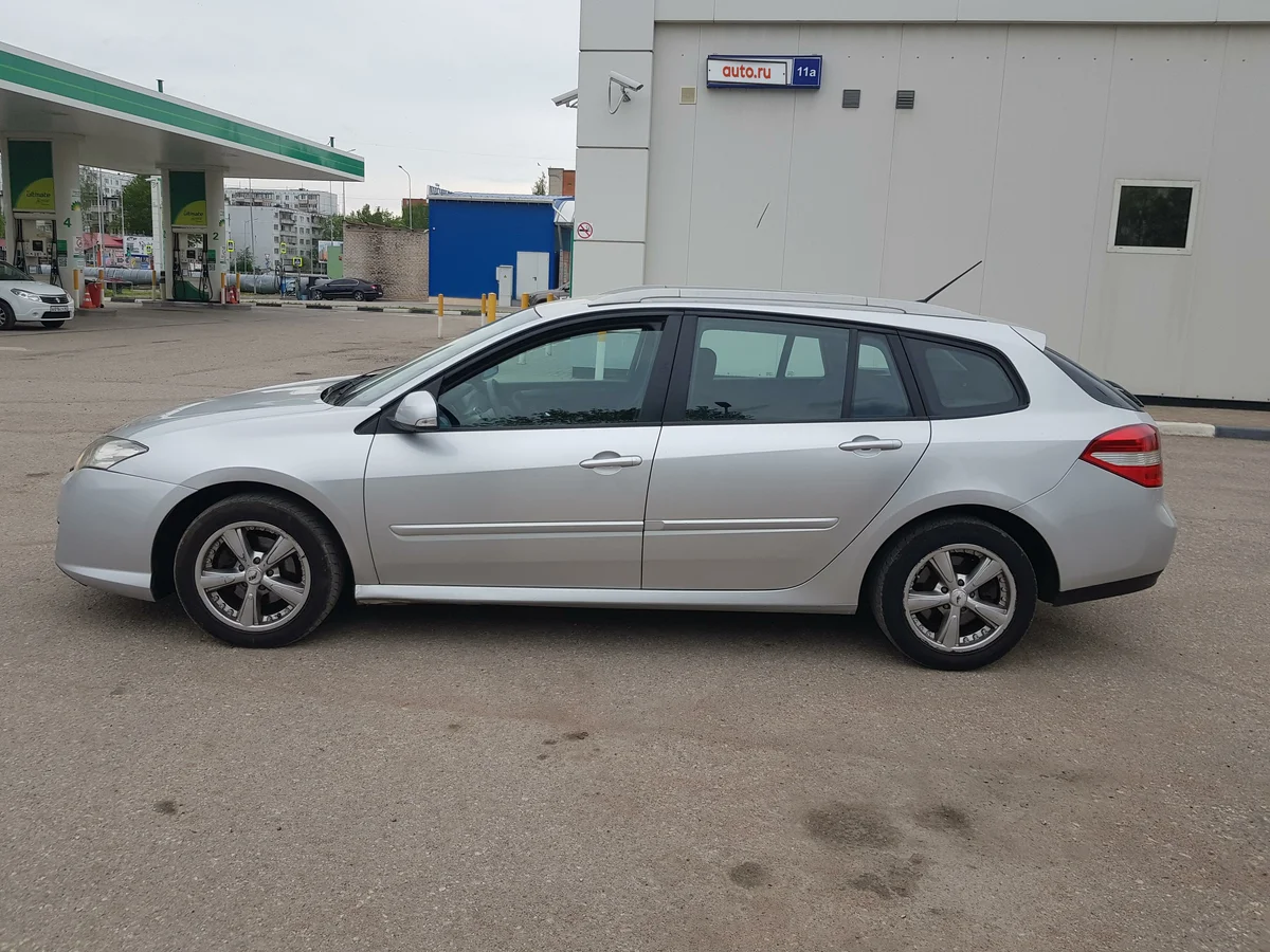 Renault Laguna (фото с авто.ру)