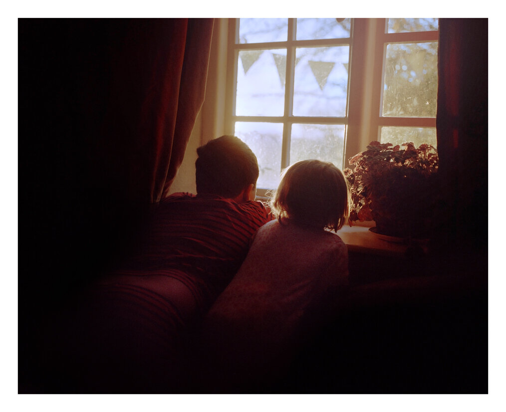 Дети смотрят в окно. Photo by Sian Davey