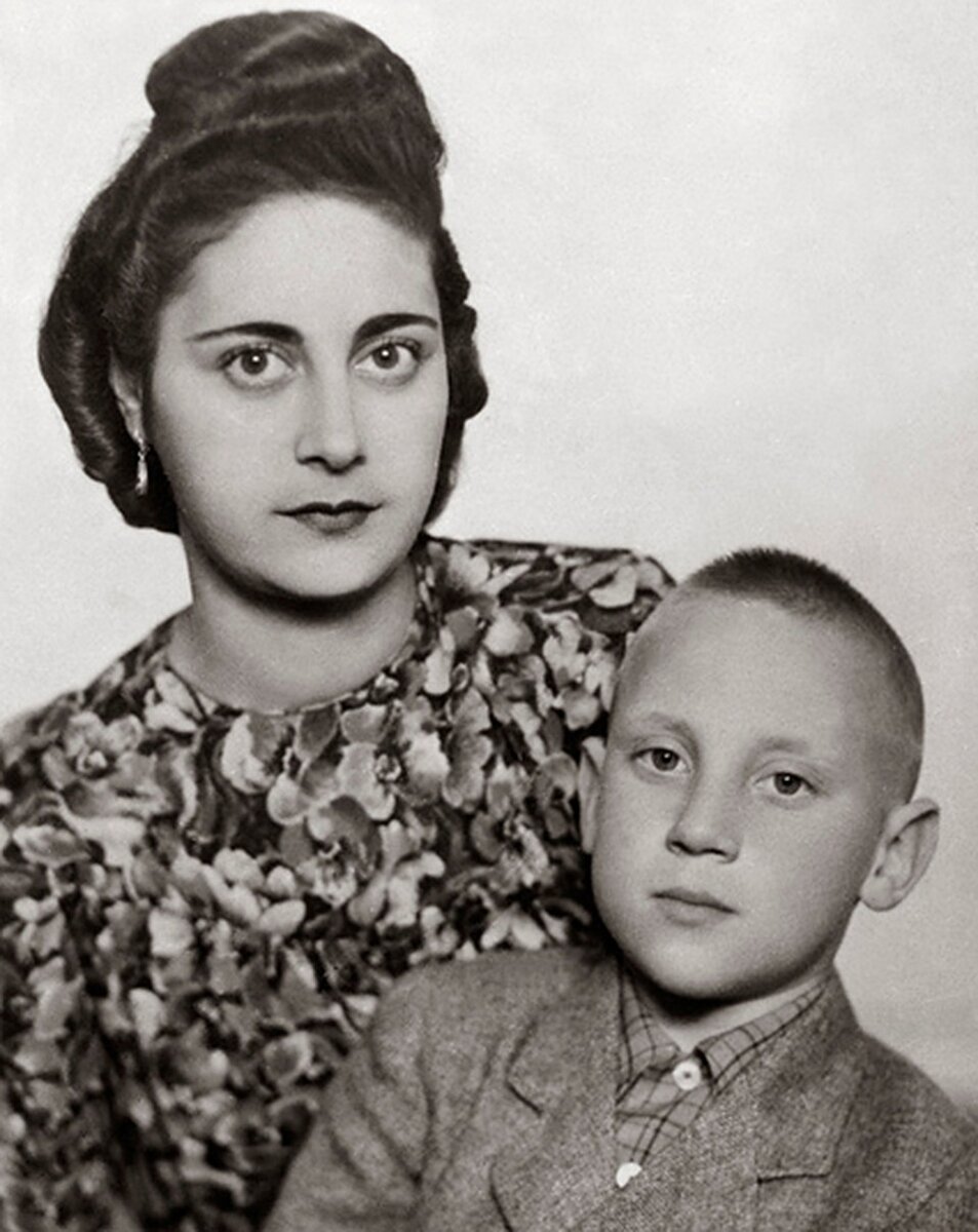 Владимир Высоцкий с мамой 