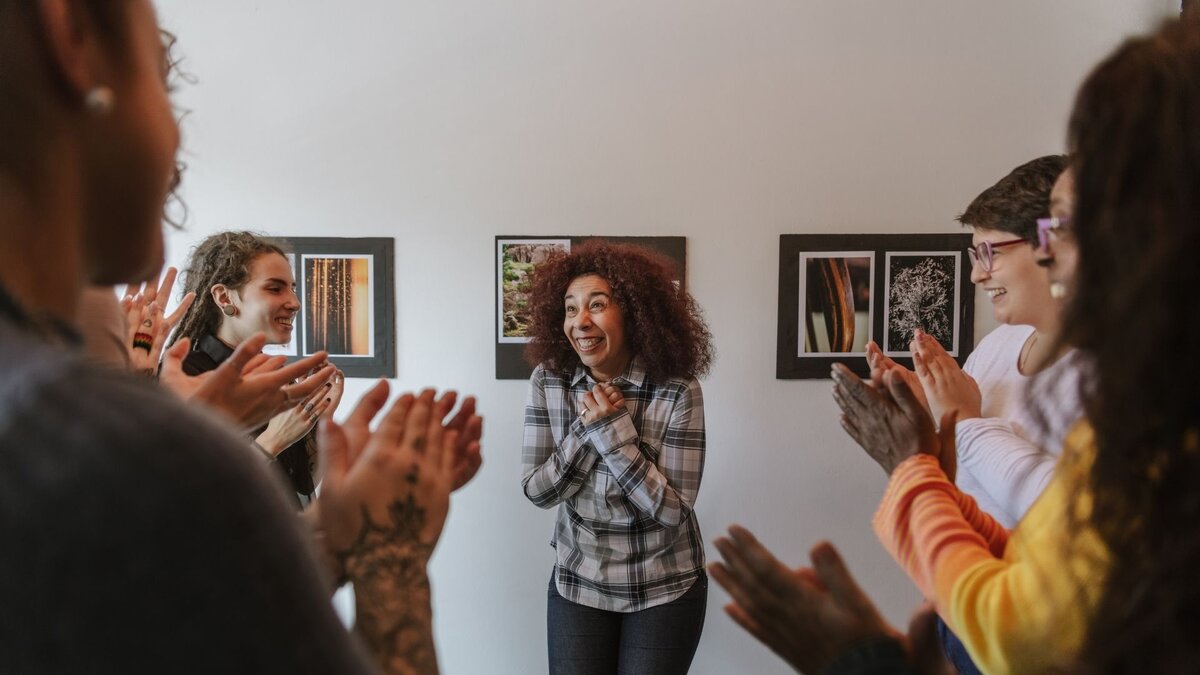 Фото аплодисменты девушке художнице