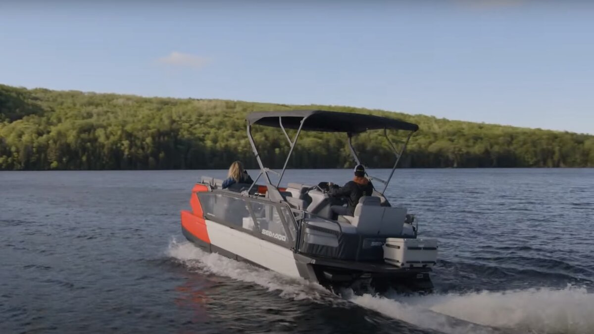 Представляете такое судно на Волге или Каме? Не затеряется на фоне катеров?