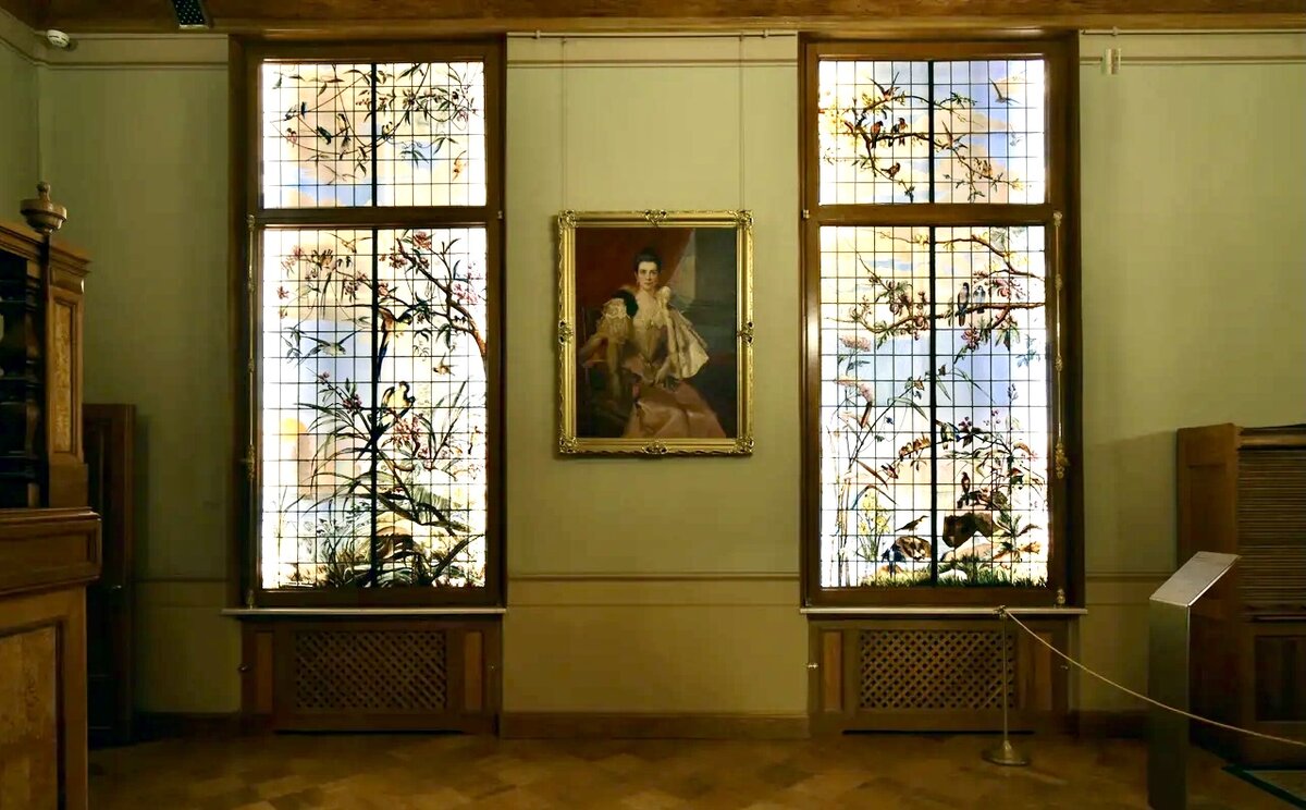 Фото: Витраж в «Секретарской» Юсуповскогодворца, конец XIX в., мастерская Ш. Шампинелли, Франция