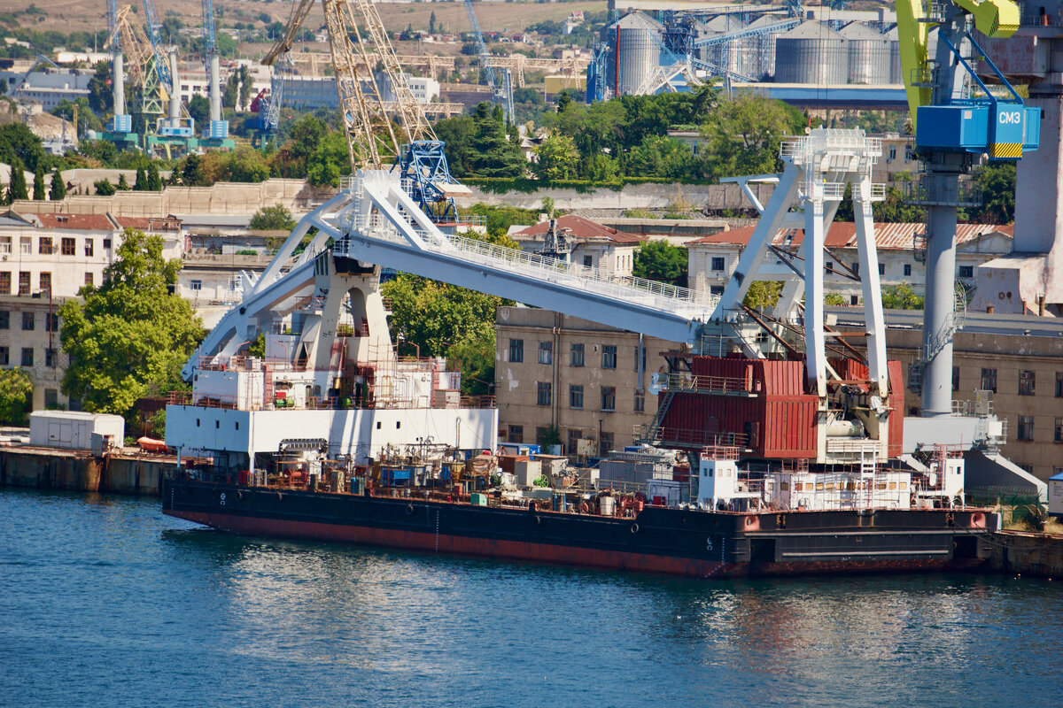 Плавкран ПК-400 "Севастополь" у достроечной набережной Севморзавода.