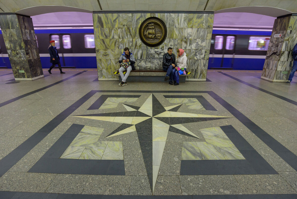 У станции метро приморская