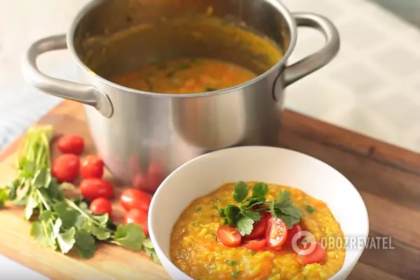 Украшаем порции супа несколькими помидорами черри