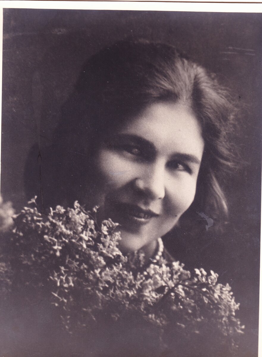                           Моя бабушка Полина в молодости ( на фотографии ей 25 лет).