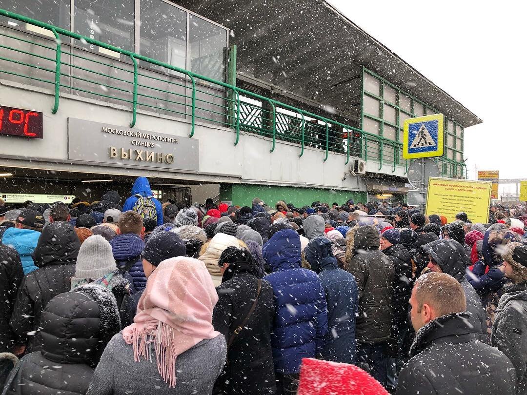 Метро выхино утром