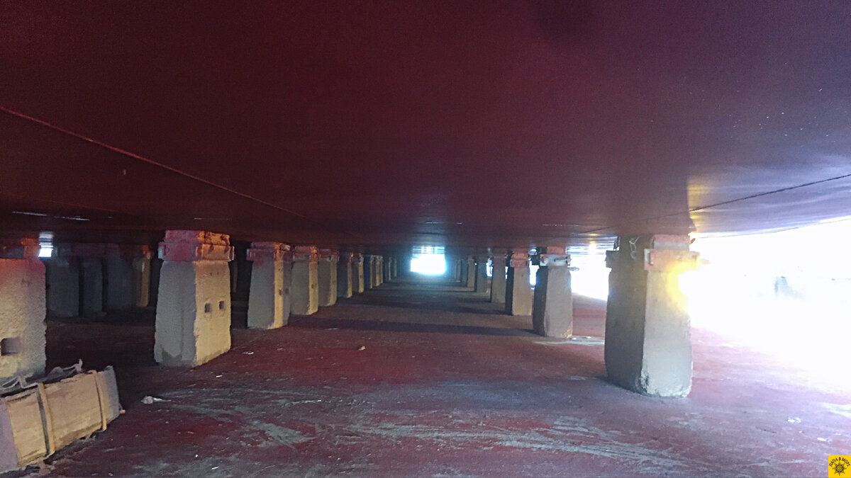 Иду под судном в сухом доке, которое выставлено на киль-блоки