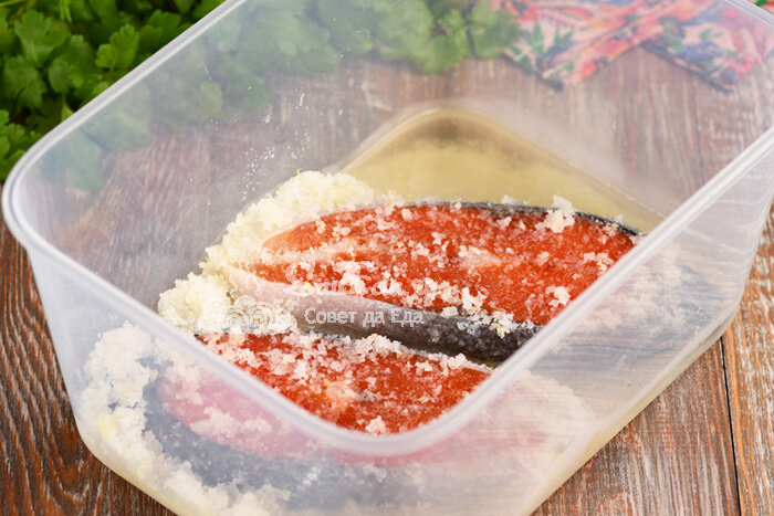 Для засолки рыбы сколько соли и сахара. Засолка красной рыбы сухим способом с солью и сахаром. Можно ли солить красную рыбу мелкой солью.