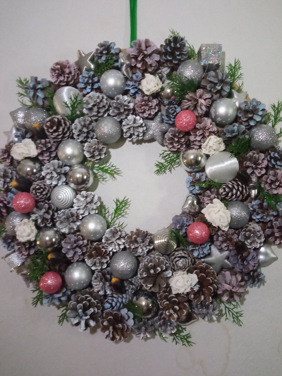 Из личного архива.Венок из шишек и шариков.