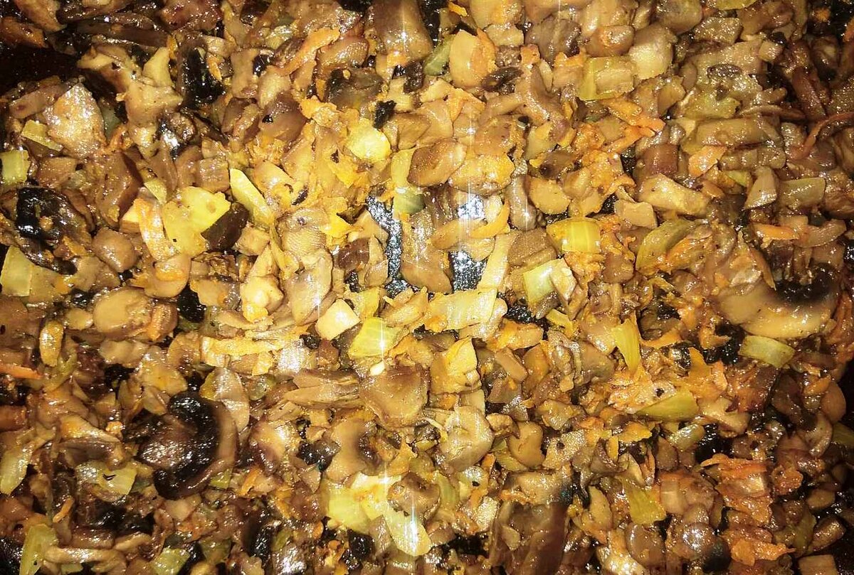 шампиньоны жарим с луком плюс немного масла
