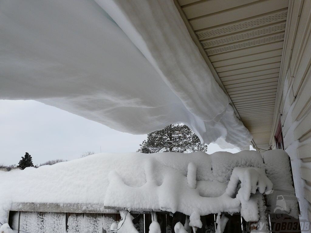 Если такая масса снега сойдет с крыши, она может нанести ущерб как имуществу, так и здоровью человека