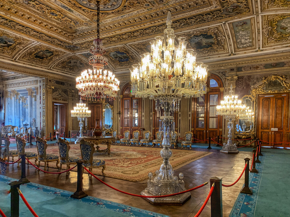 Голубой зал-салон. Самый роскошный и красивый. С хрустальными люстрами и светильниками. Фото автора. Листайте галерею, чтобы увидеть больше