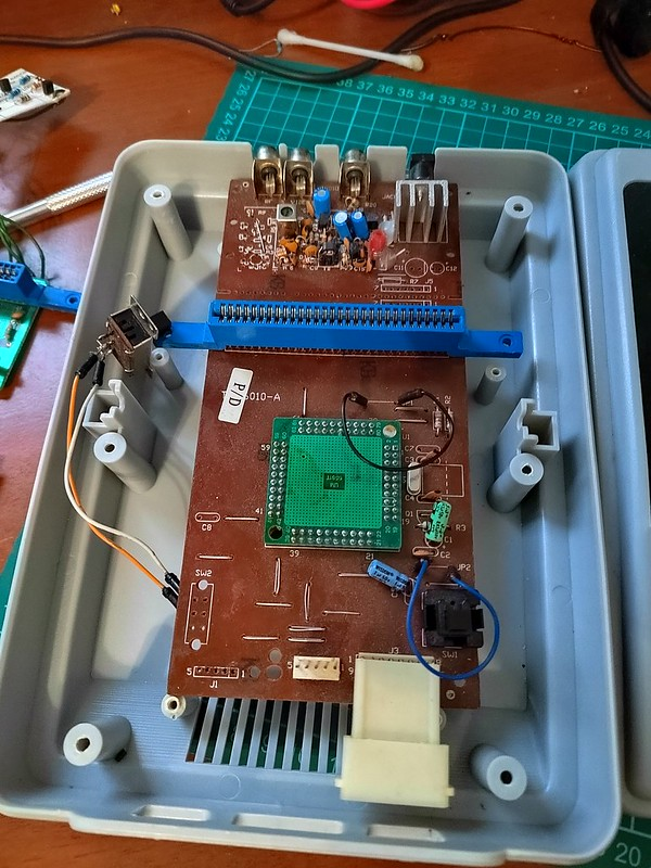 Примеряю подаренную плату от Junior 2 к корпусу который у меня появился из истории выше. На плате, как подсказали не работает процессор, выпаяны 2 конденсатора по питанию, установлены перемычки для перевода консоли в NTSC и установлен соответствующий кварц. Кстати, с первого раза мне показалось, что консоль в этот корпус установить нельзя, без дополнительной модификации.