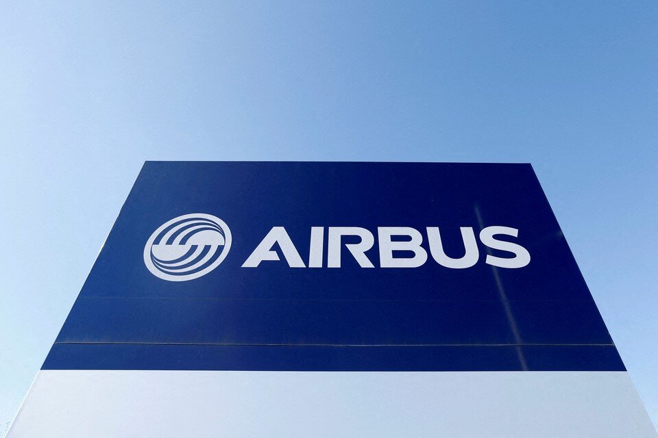     Компания Airbus сообщило, что приостановила сотрудничество с российскими авиакомпаниями  REUTERS