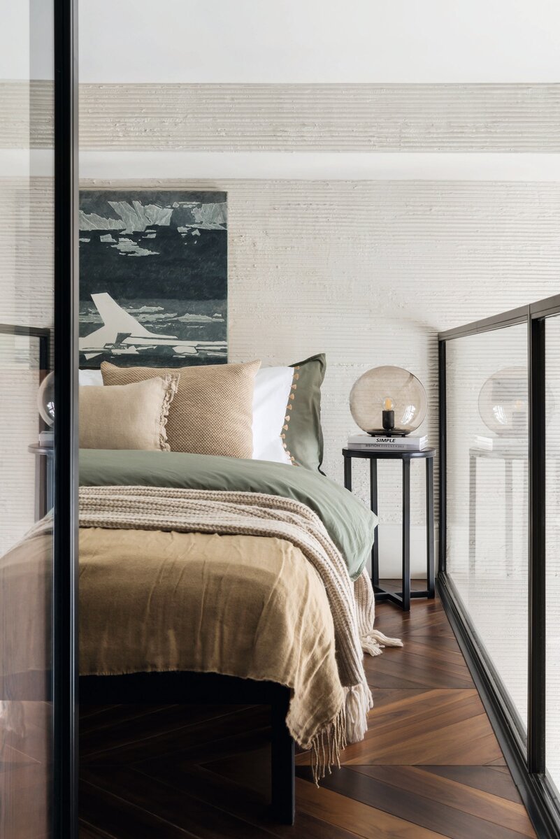 Фото: Ольга Мелексцева; стилист: Екатерина НаумоваСпальня. Кровать и светильники, IKEA; прикроватный столик, Moon-stores; картина из серии “Самолеты” Анастасии Дроновой.