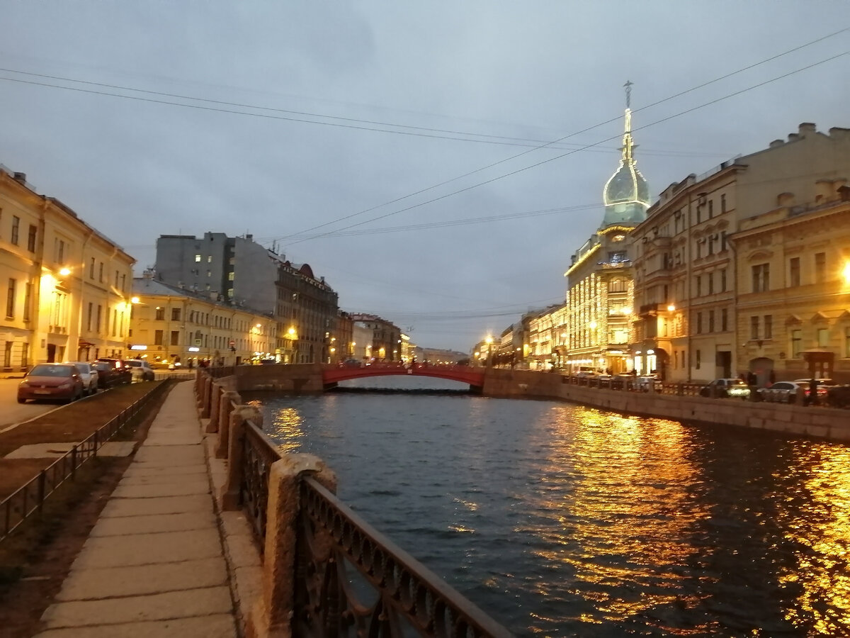 Красный мост и набережная реки Мойки в Санкт-Петербурге.