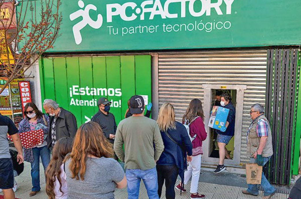 В магазине «PC Factory» в Пуэрто-Монте во время известных событий выдавали заказанные товары через эту дверцу