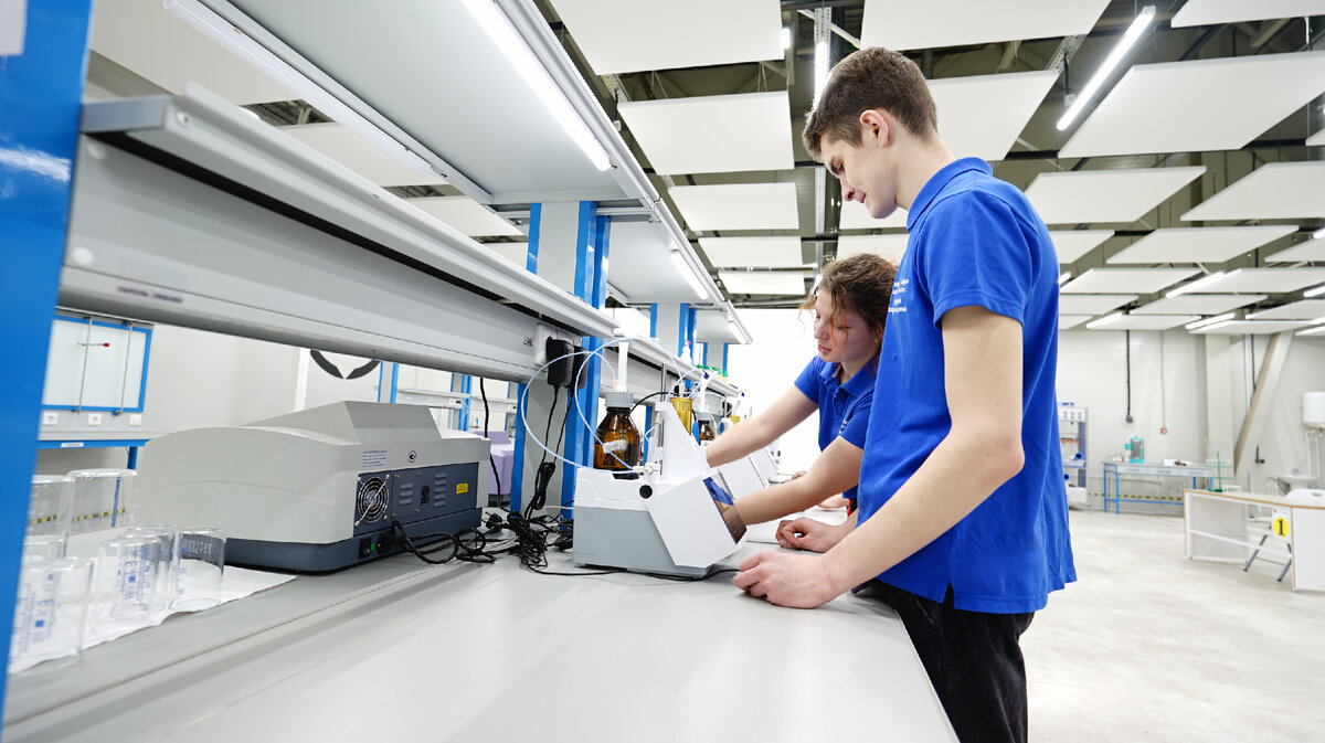 Студенты в химической лаборатории «Алабуга Политех» выполняют спектральный анализ. С одной стороны от них, за стеной, строится производство, на котором они будут работать, с другой собирают автомобили Aurus. Поверьте: пункт "свалить из России" отсутствует в их планах на будущее. 